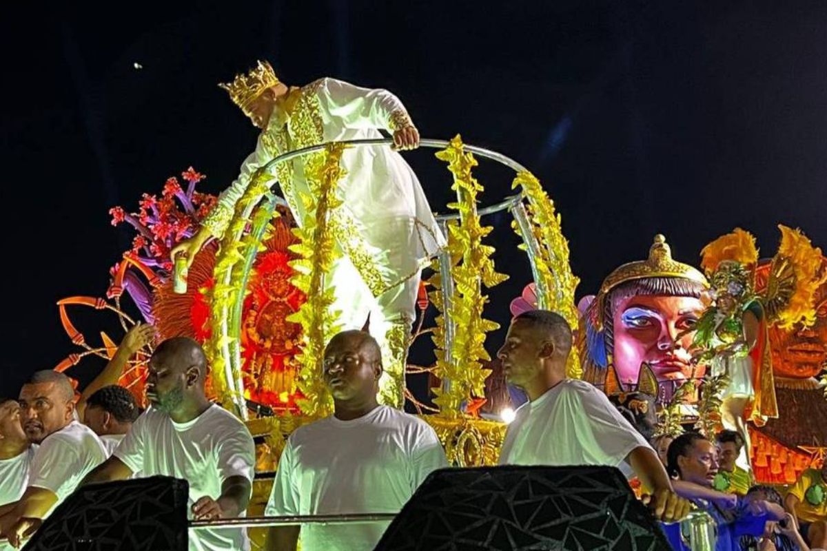 ADRIANO IMPERADOR RECEBE HOMENAGEM DE ESCOLA DE SAMBA DE SÃO PAULO E DESFILA EM CARRO ALEGÓRICO